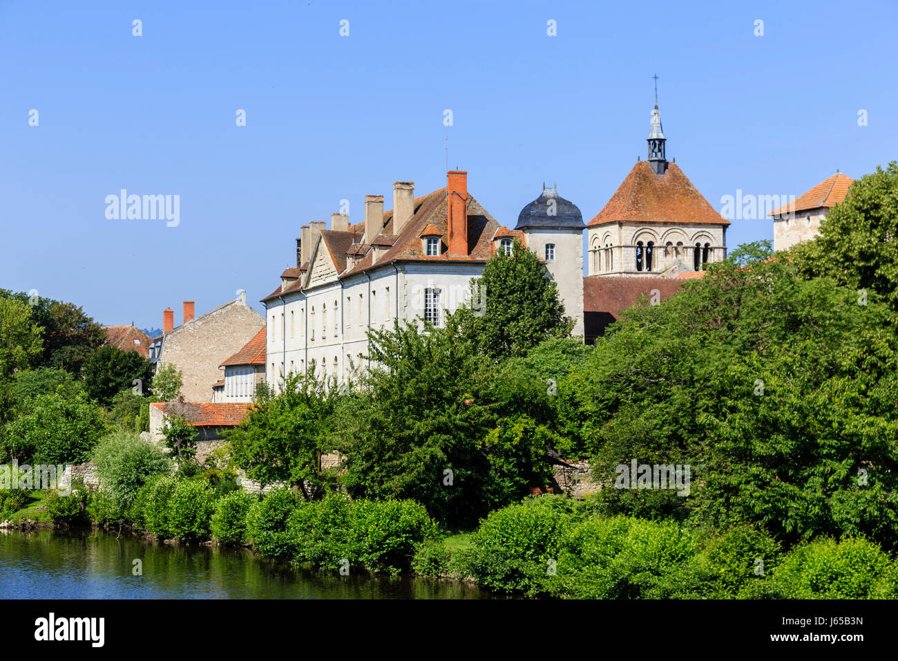 Francia, Allier, Ebreuil, il villaggio di Sioul con la chiesa di Saint-Léger d'Ebreuil e ex ospedale o caritains ospedale Foto Stock