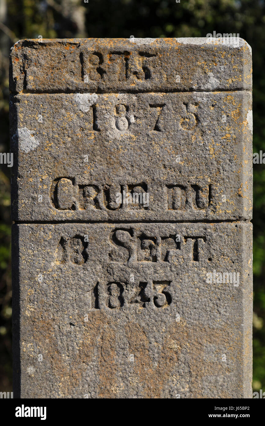 Francia, Aude, Paraza, sul Canal du Midi, patrimonio mondiale dell'UNESCO, punto di riferimento sul bordo del canale che segnala una grande alluvione Foto Stock