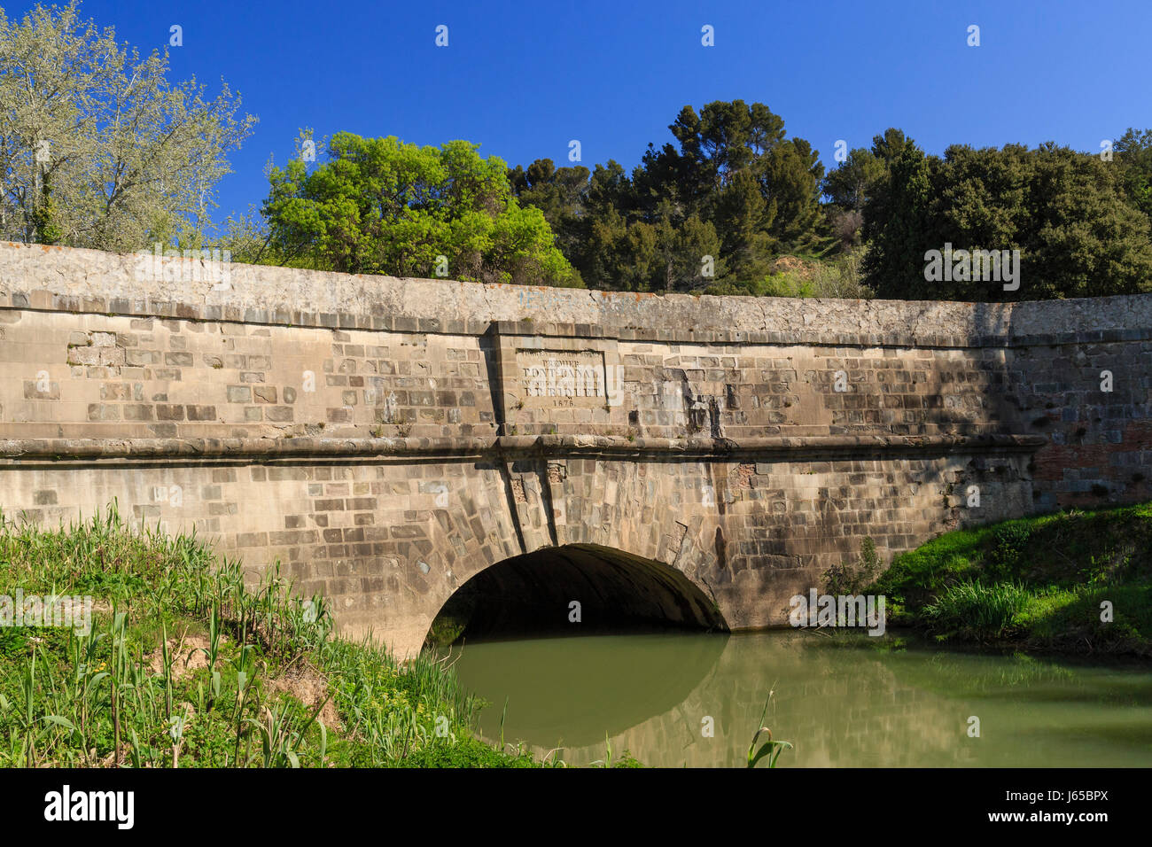 Francia, Aude, Paraza, sul Canal du Midi, patrimonio mondiale dell'UNESCO, il ponte sul canale Repudre, il più antico ponte sul canale in Francia Foto Stock