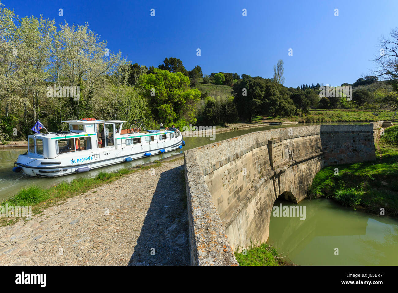 Francia, Aude, Paraza, sul Canal du Midi, patrimonio mondiale dell'UNESCO, il ponte sul canale Repudre, il più antico ponte sul canale in Francia Foto Stock