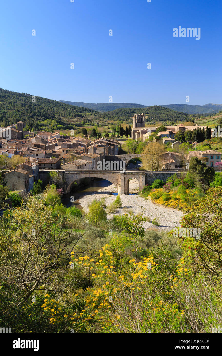 Francia, Aude, Lagrasse, etichettato Les Plus Beaux Villages de France (i più bei villaggi di Francia), il villaggio, l'abbazia di Lagrasse, fiume Orbieu Foto Stock