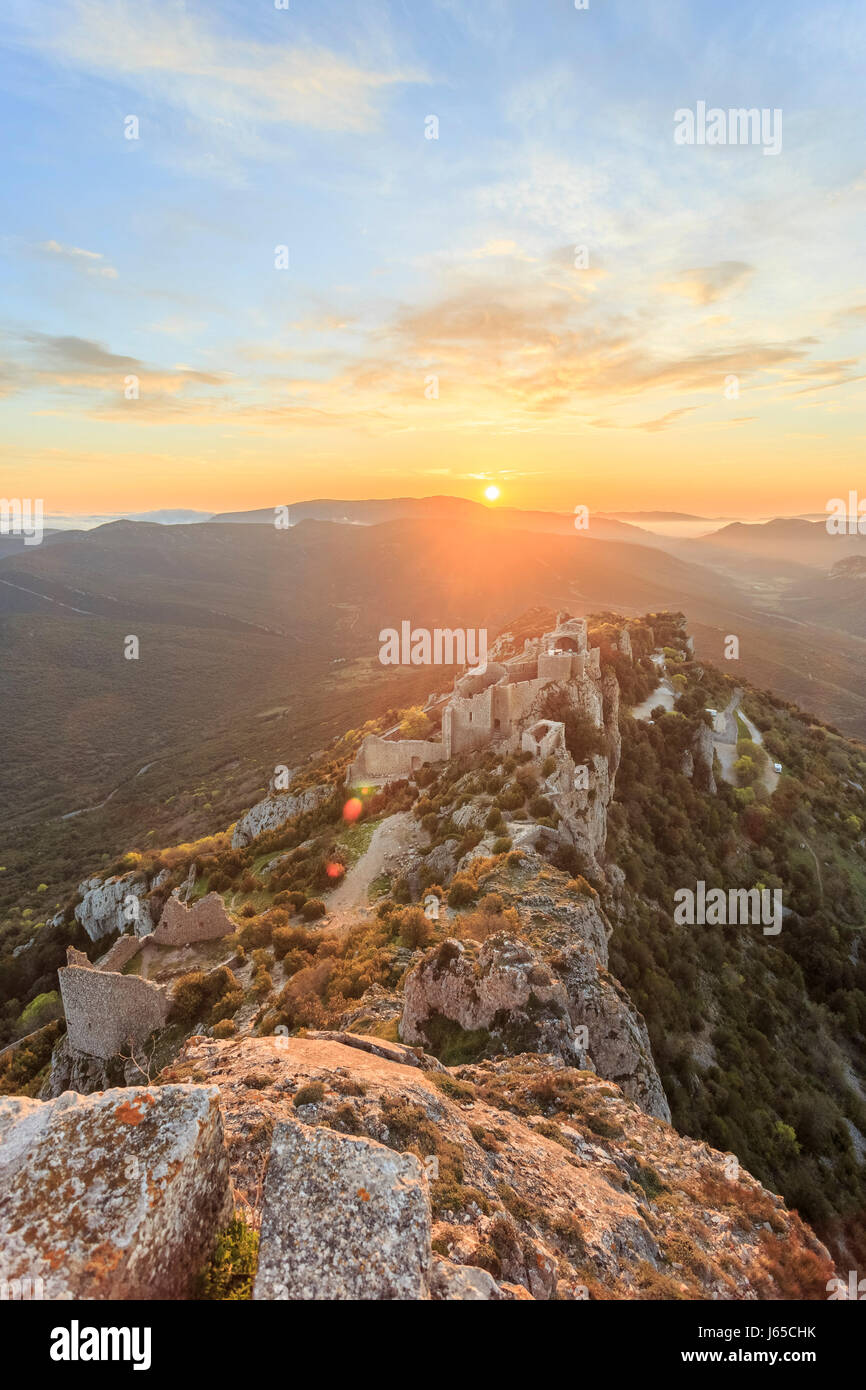 Francia, Aude, Duilhac-sous-Peyrepertuse, castello di Peyrepertuse all'alba visto dalla cappella San-Jordi Foto Stock