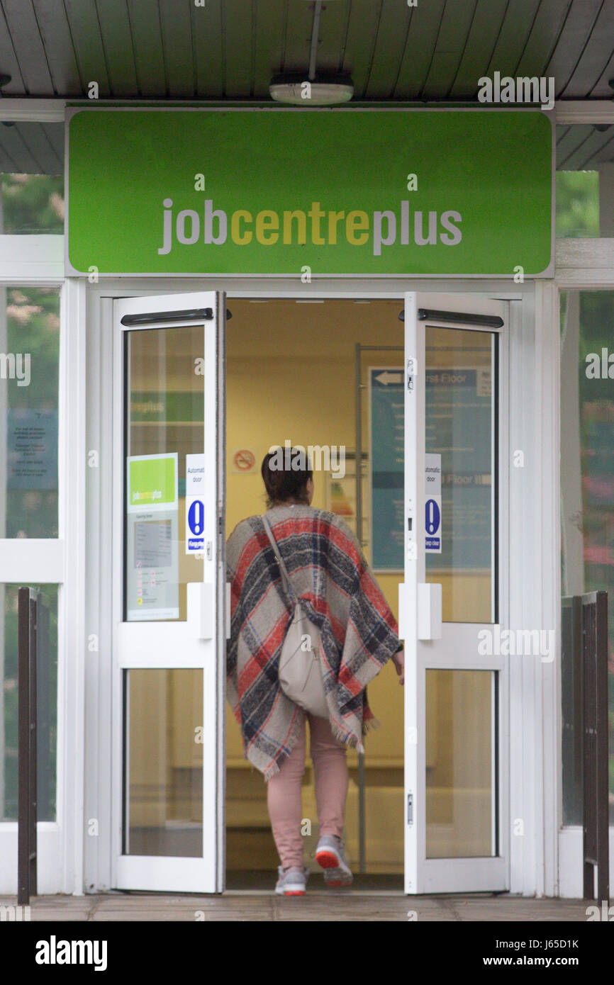 Job Centre di Cambridge Mercoledì, Maggio 17th.Oggi è stato annunciato il Regno Unito il tasso di disoccupazione è sceso al 4,6%, il livello più basso in 42 anni. Nel Regno Unito il tasso di disoccupazione è sceso al 4,6%, il livello più basso in 42 anni, come l'inflazione supera la crescita dei salari, le cifre ufficiali mostrano. Il numero di disoccupati è sceso da 53.000 a 1,54 milioni di euro in tre mesi di marzo, ha detto che l'Ufficio Nazionale di Statistica (ONS). La media settimanale di guadagni escluse le gratifiche è aumentato del 2,1%. Il martedì, le cifre mostravano l'inflazione hit 2.7% in aprile, fino dal 2,3%, il suo livello più alto dal settembre 2013. Il tasso di disoccupazione non è b Foto Stock