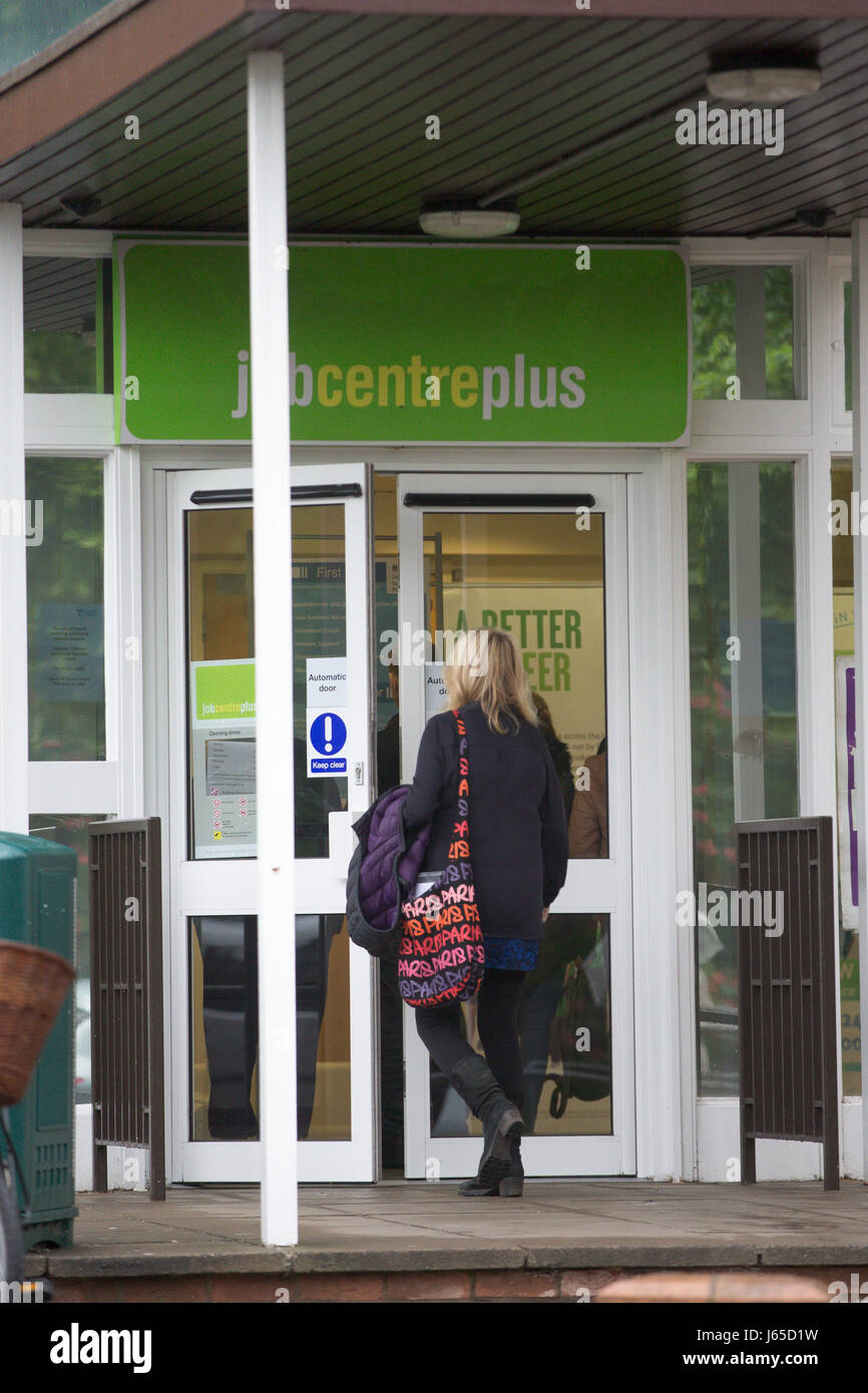 Job Centre di Cambridge Mercoledì, Maggio 17th.Oggi è stato annunciato il Regno Unito il tasso di disoccupazione è sceso al 4,6%, il livello più basso in 42 anni. Nel Regno Unito il tasso di disoccupazione è sceso al 4,6%, il livello più basso in 42 anni, come l'inflazione supera la crescita dei salari, le cifre ufficiali mostrano. Il numero di disoccupati è sceso da 53.000 a 1,54 milioni di euro in tre mesi di marzo, ha detto che l'Ufficio Nazionale di Statistica (ONS). La media settimanale di guadagni escluse le gratifiche è aumentato del 2,1%. Il martedì, le cifre mostravano l'inflazione hit 2.7% in aprile, fino dal 2,3%, il suo livello più alto dal settembre 2013. Il tasso di disoccupazione non è b Foto Stock