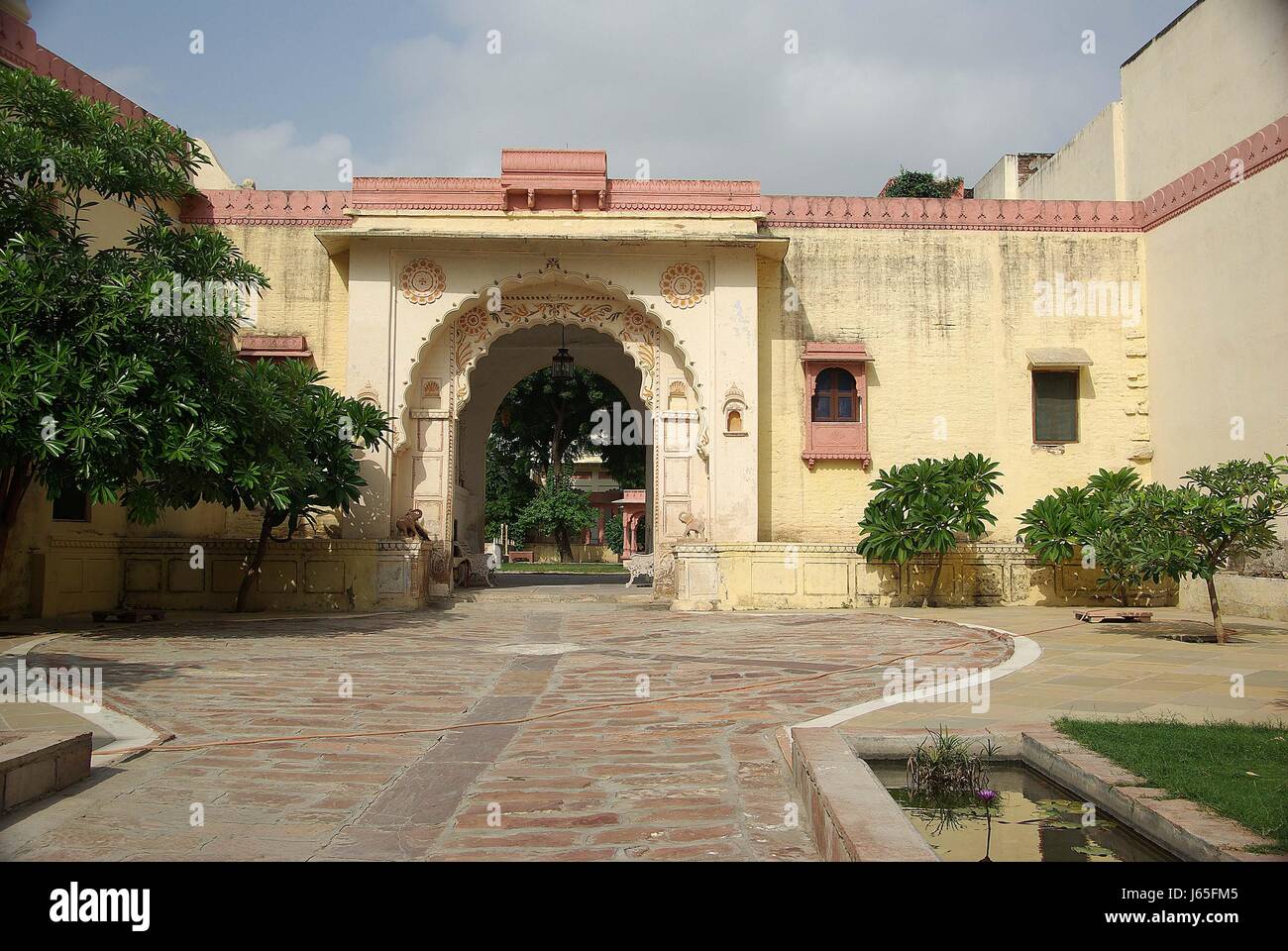 Costruzione casa asia india obiettivo passaggio archgway porta ingresso del gantry in stile cortile Foto Stock