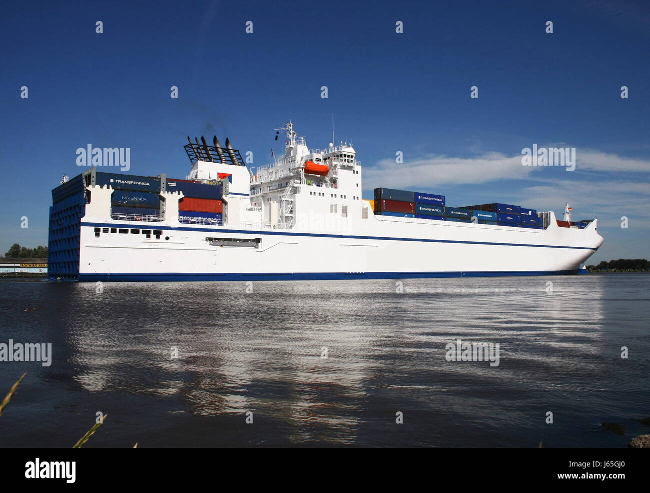 Contenitore per canale di nave traghetto per nave da carico banca traghetto viaggia viaggio viaggio Foto Stock