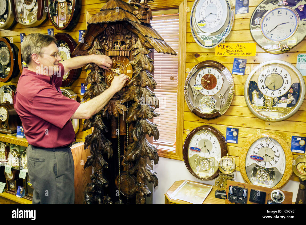 Michigan Frankenmuth,Comunità etnica bavarese tedesca,Frankenmuth Clock Company,mostra tempo di vendita,orologio,Black Forest nonno orologio,longcase cl Foto Stock