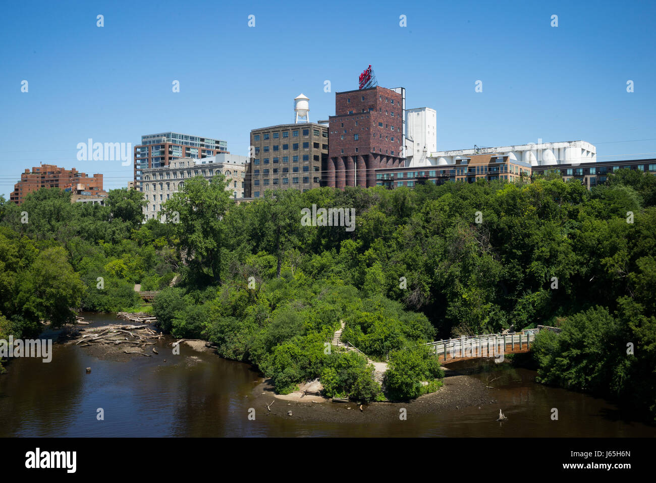 Edifici dal fiume Mississippi, Minneapolis, Hennepin County, Minnesota, Stati Uniti d'America Foto Stock