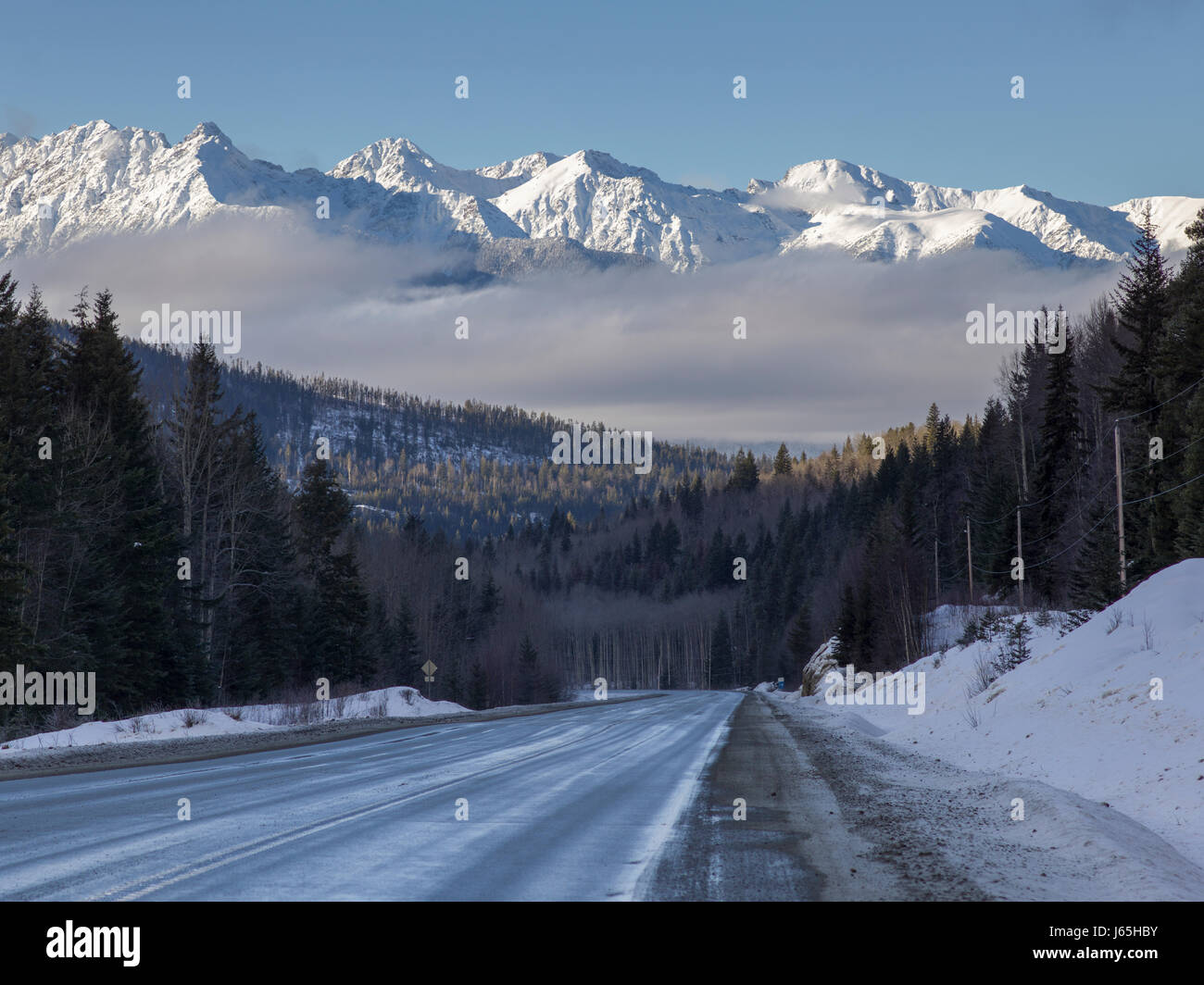 Road passando attraverso paesaggi innevati, distretto regionale di Fraser-Fort George, Highway 16, Yellowhead Highway, British Columbia, Canada Foto Stock