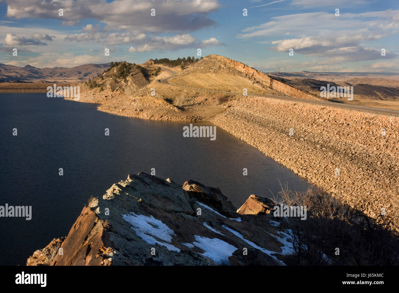 Diga autostrada Autostrada terrapieno serbatoio montagna collina vasto deserto pine Foto Stock