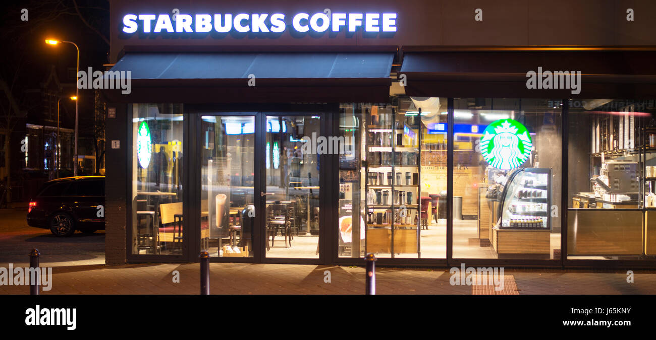 Starbucks Coffee diner di notte Foto Stock