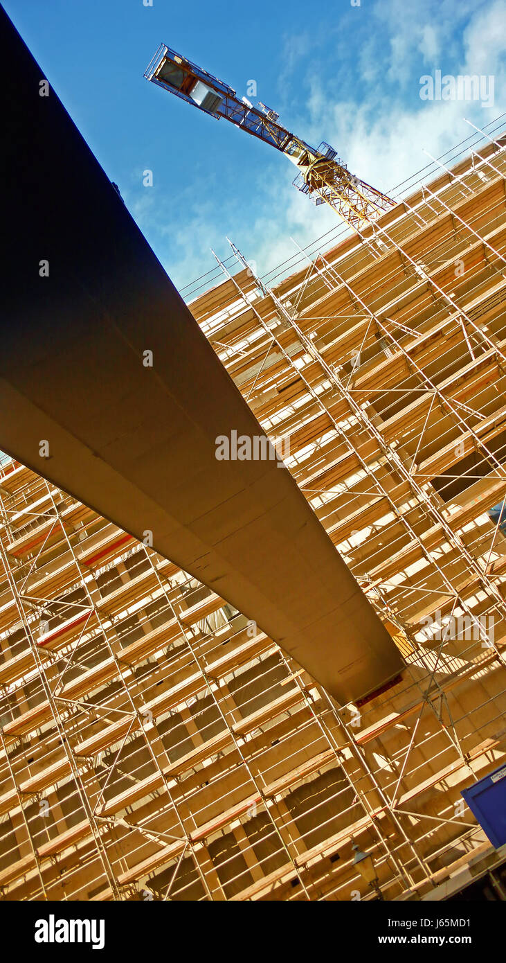 Ponte di ponteggio impalcatura sito in costruzione costruire casa edificio multipiano Foto Stock