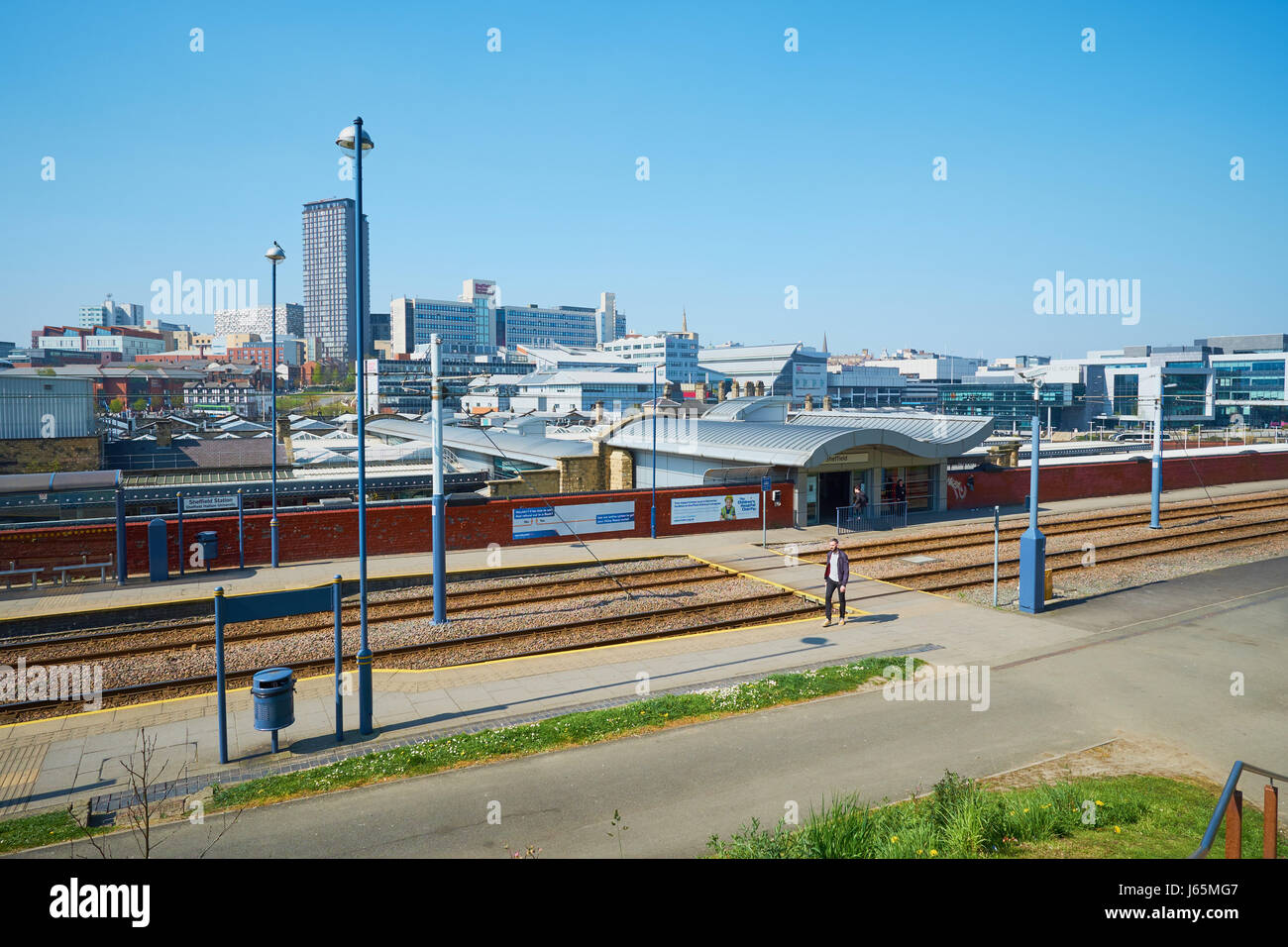 Sheffield cityscape con la stazione ferroviaria e i binari del tram, Sheffield South Yorkshire, Inghilterra Foto Stock