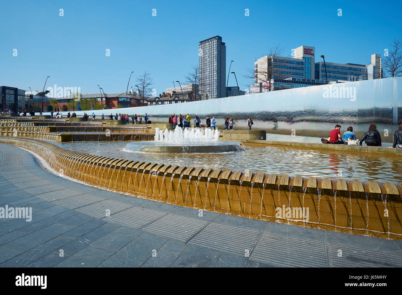 Acciaio inossidabile tagliente sculture e fontane d'acqua, Covone Square, Sheffield South Yorkshire, Inghilterra Foto Stock