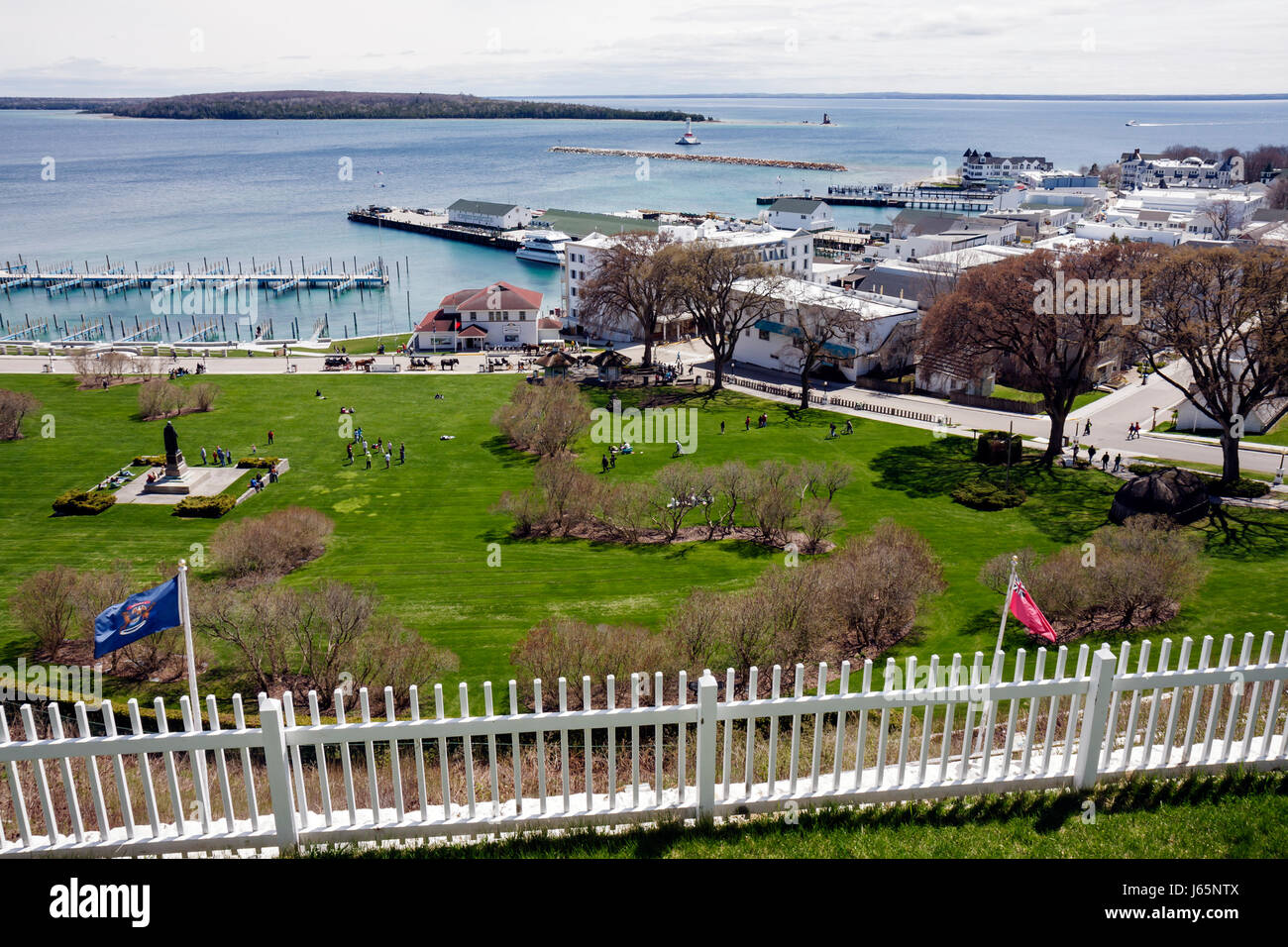 Mackinac Island Michigan, parchi di stato storico Parco Mackinaw, stretto di, Lago Huron, Fort Mackinac, vista, panoramica, Marquette Park, primavera precoce, ringhiera, banchine, Foto Stock