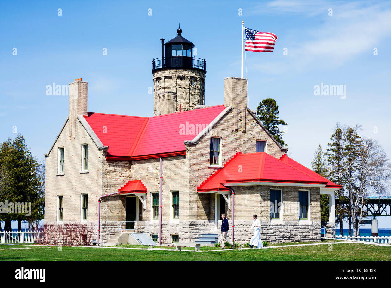 Michigan Mackinaw City, Mackinac Historic state Parks Park, Straits of Mackinac, Lake Huron, Mackinac Bridge, Old Mackinac Point Lighthouse, 1892, man men ma Foto Stock
