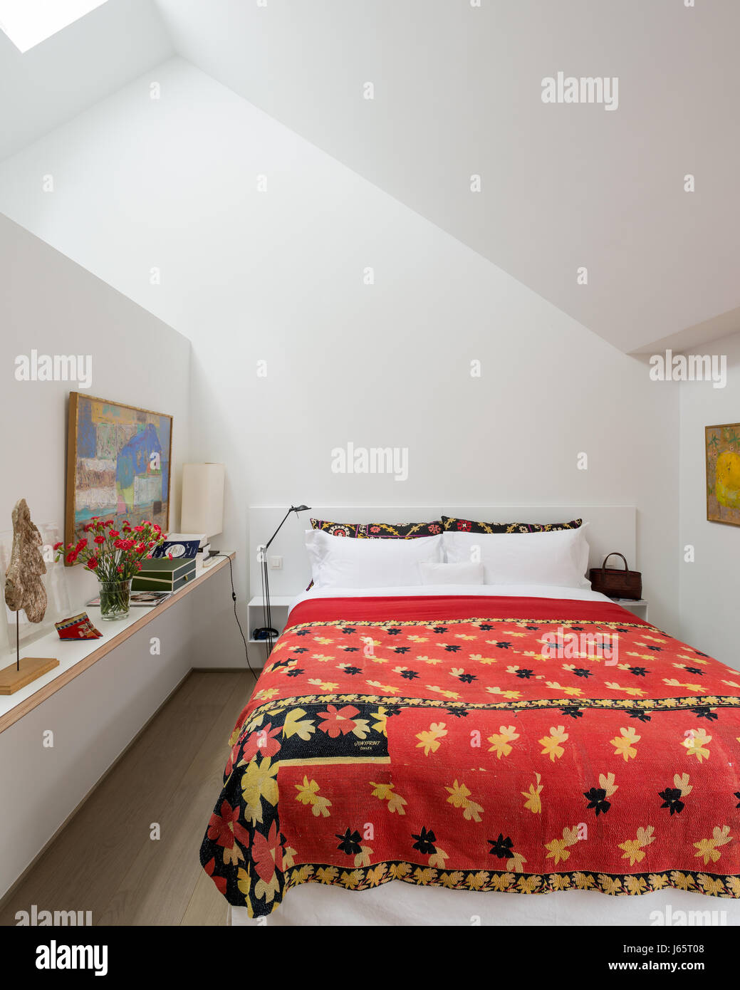 Un telaio di tetto con bassa parete immersioni a ensuite e panno rosso da Dacca Foto Stock