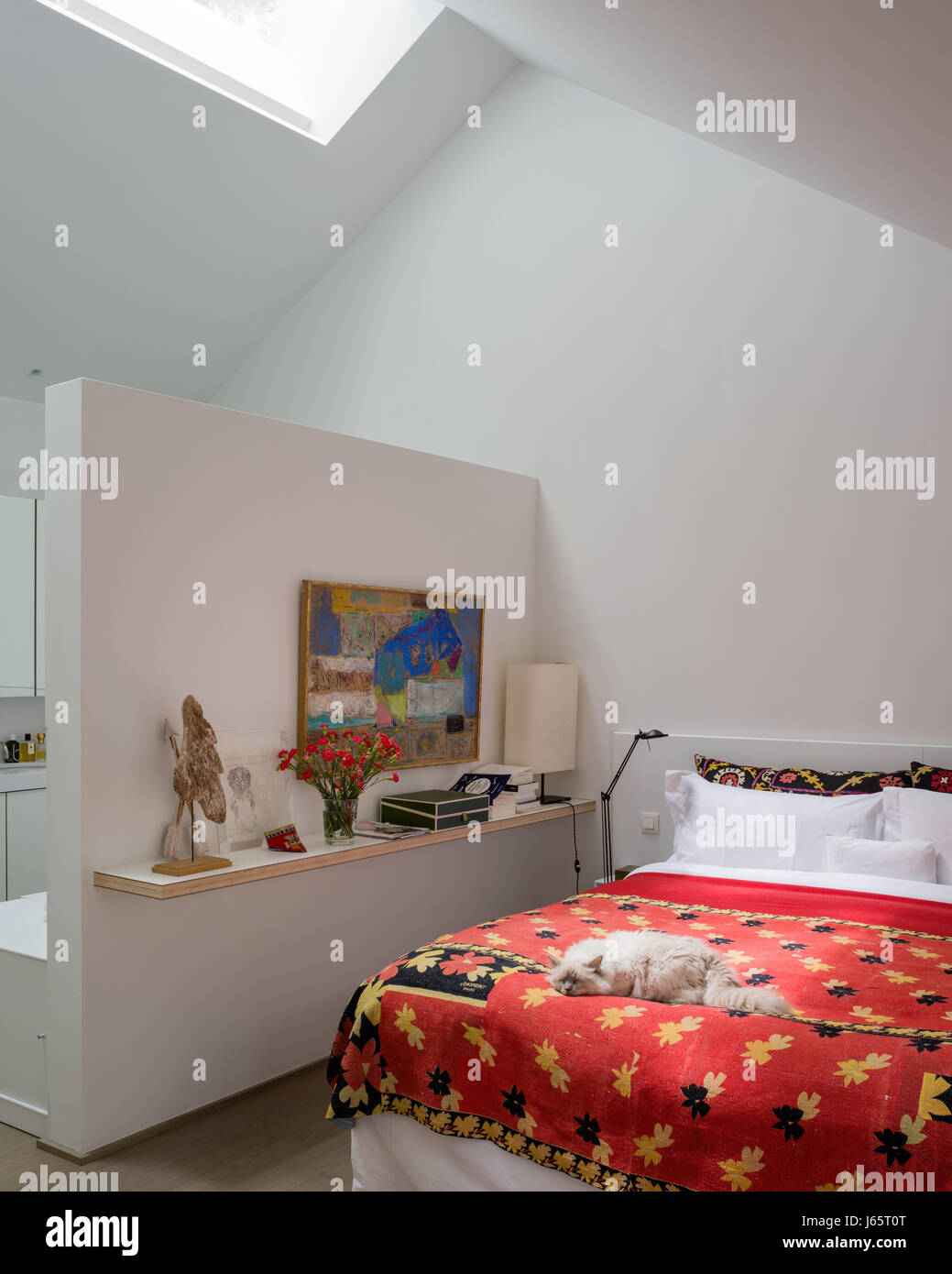 Un telaio di tetto con bassa parete immersioni a ensuite e panno rosso da Dacca Foto Stock