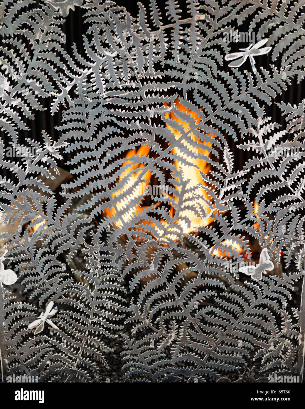 La felce e metallo a forma di libellula fire-schermo ideato da Isabelle de Borchgrave Foto Stock