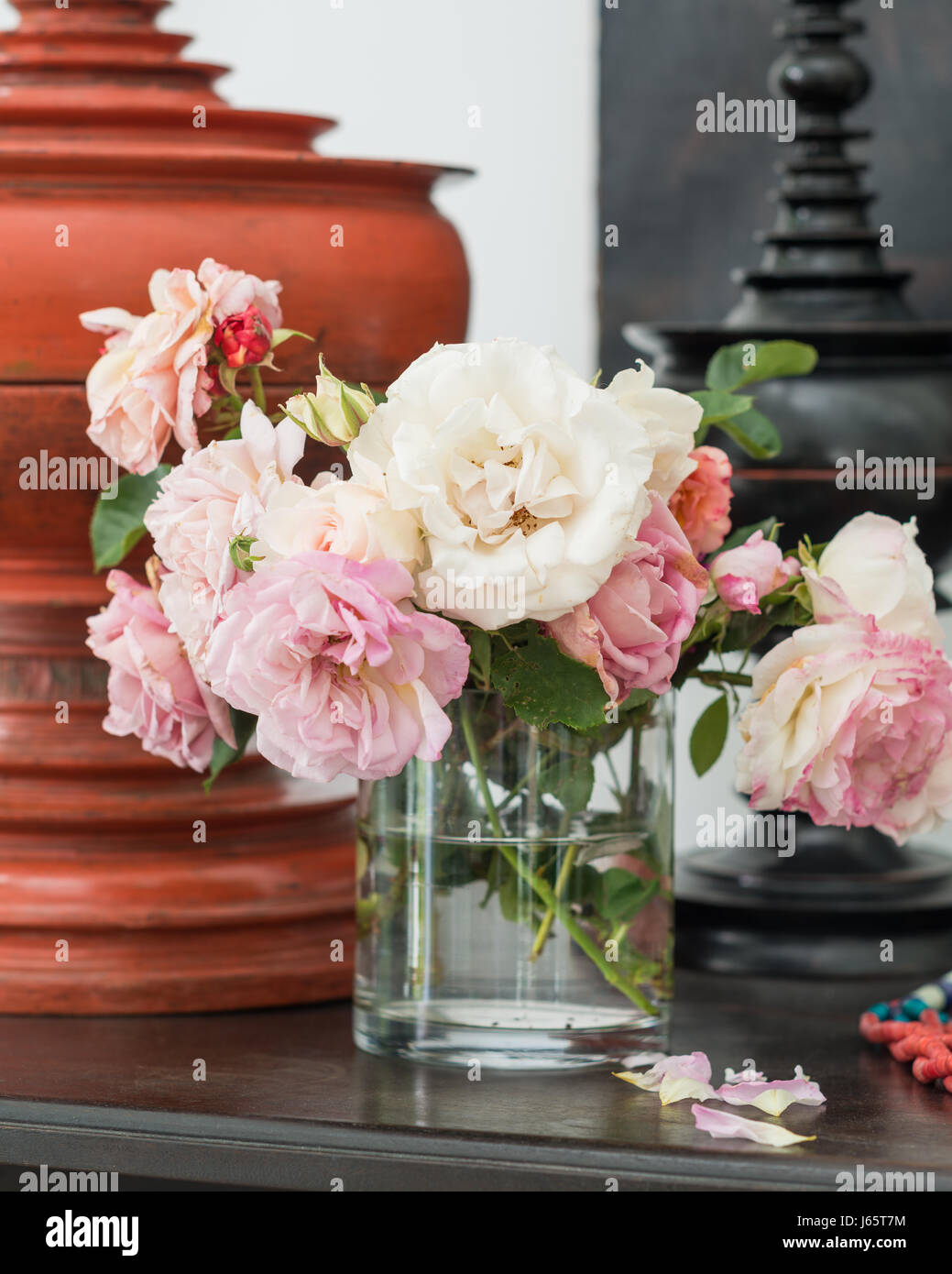 Tagliare le rose in vaso Foto Stock