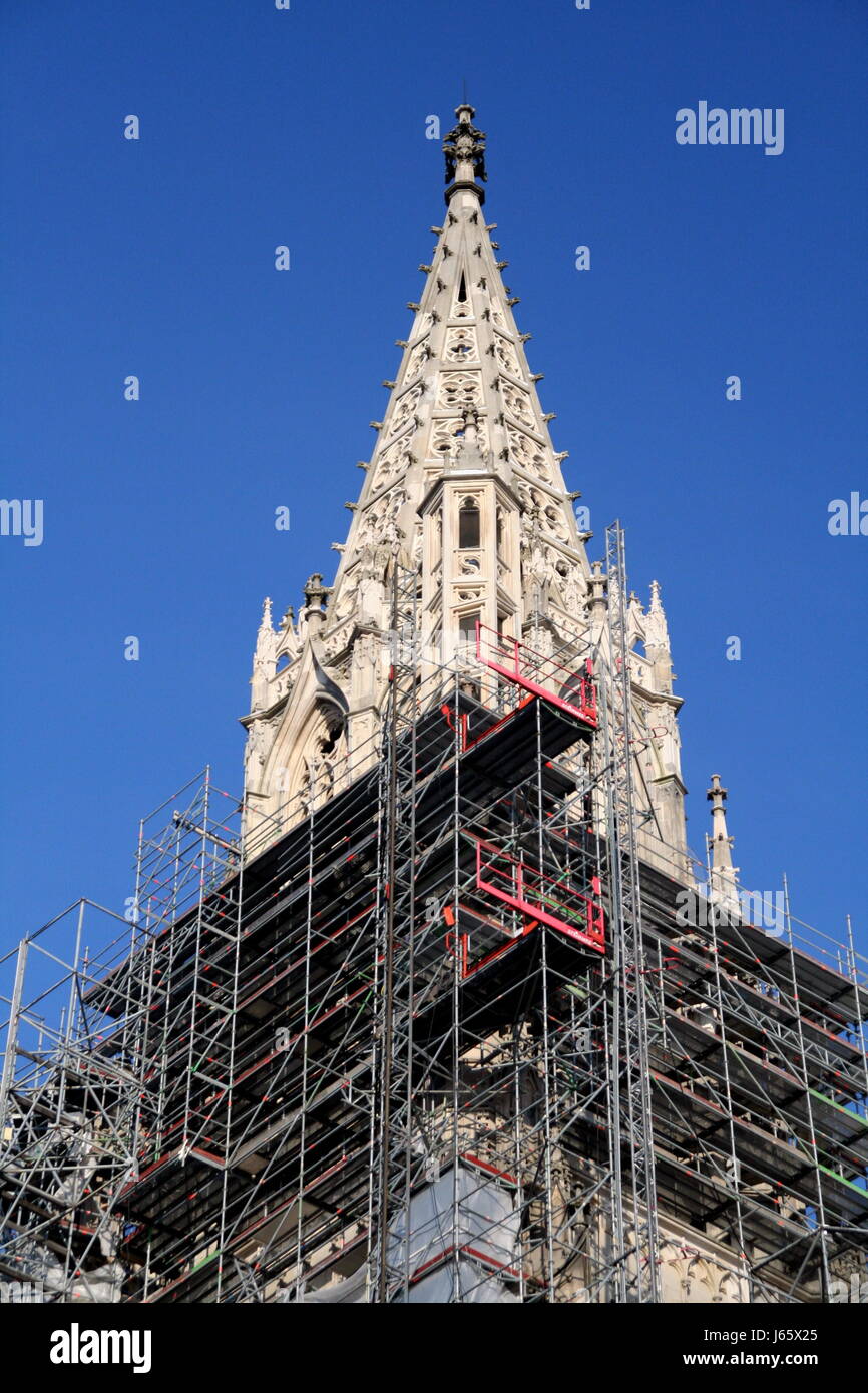 Torre di pietra arenaria ponteggio impalcatura cattedrale gothically riparazione arioso alto Foto Stock