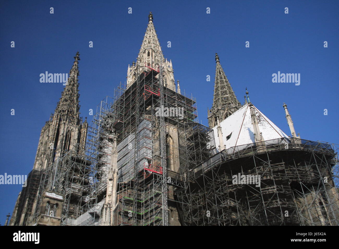 Cattedrale Chiesa della torre in pietra arenaria ponteggio impalcatura gothically riparare alta Foto Stock