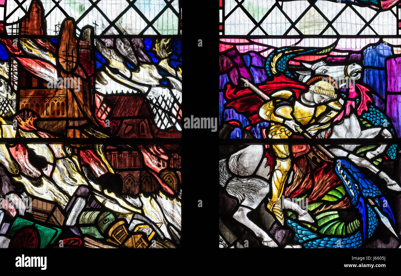 La conquista del male rappresentato nella prima guerra mondiale memorial finestra da Christopher Whall, Chiesa di San Pietro, Norton sulla Derwent, North Yorkshire, Regno Unito. Foto Stock