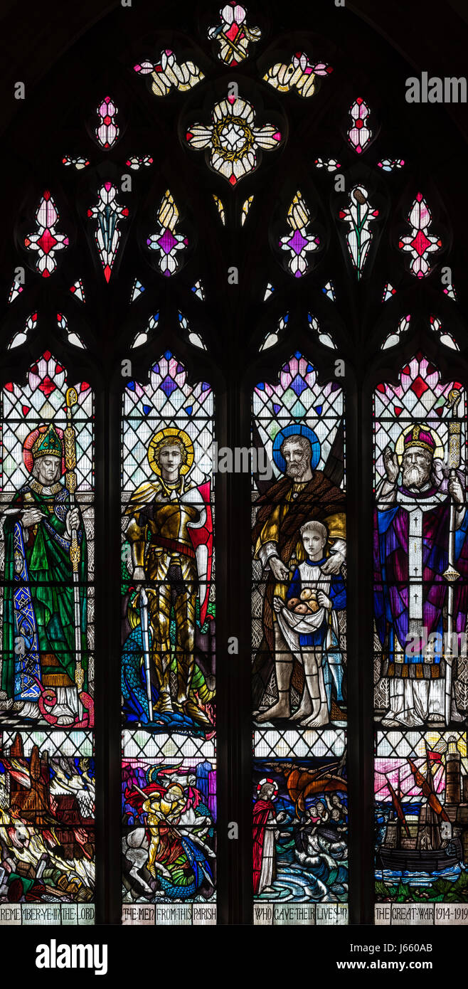 La Prima Guerra Mondiale la finestra memoriale da Christopher Whall nella chiesa di San Pietro, Norton sulla Derwent, North Yorkshire, Inghilterra Foto Stock