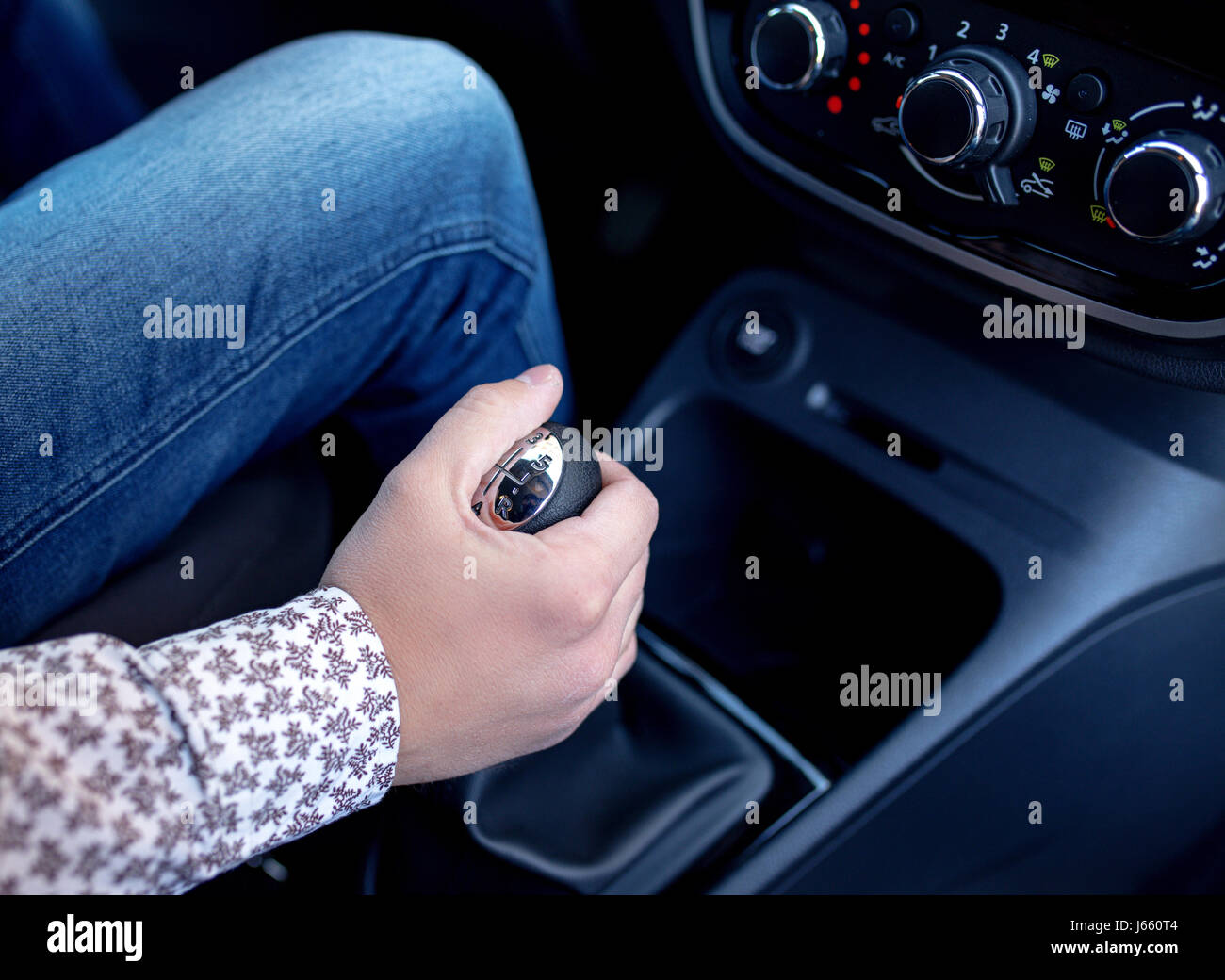 Man mano sul cambio trasmissione manuale close up Foto Stock