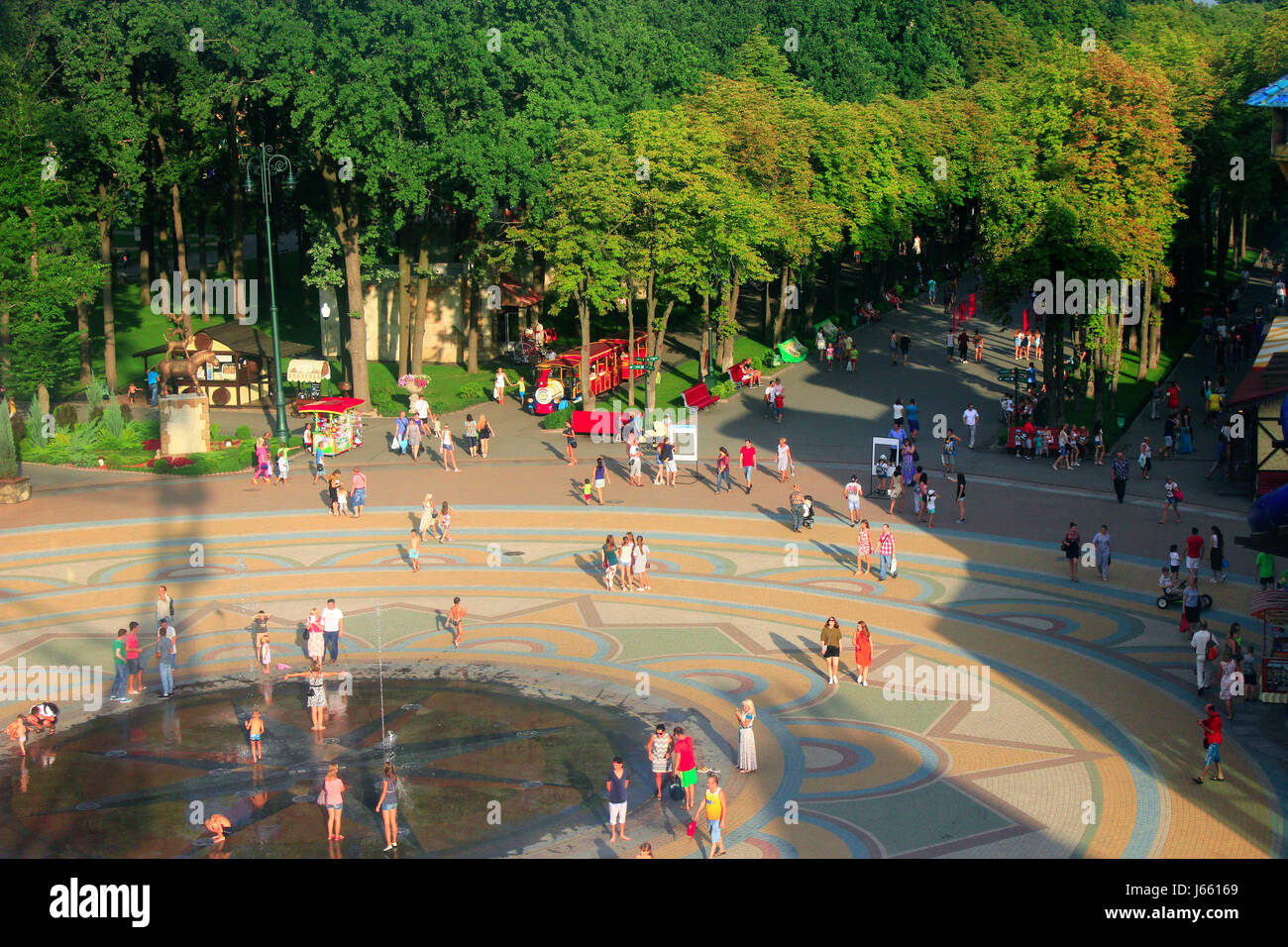 Le persone hanno un periodo di riposo in Gorky Park a Kharkiv in estate. Vista superiore Foto Stock