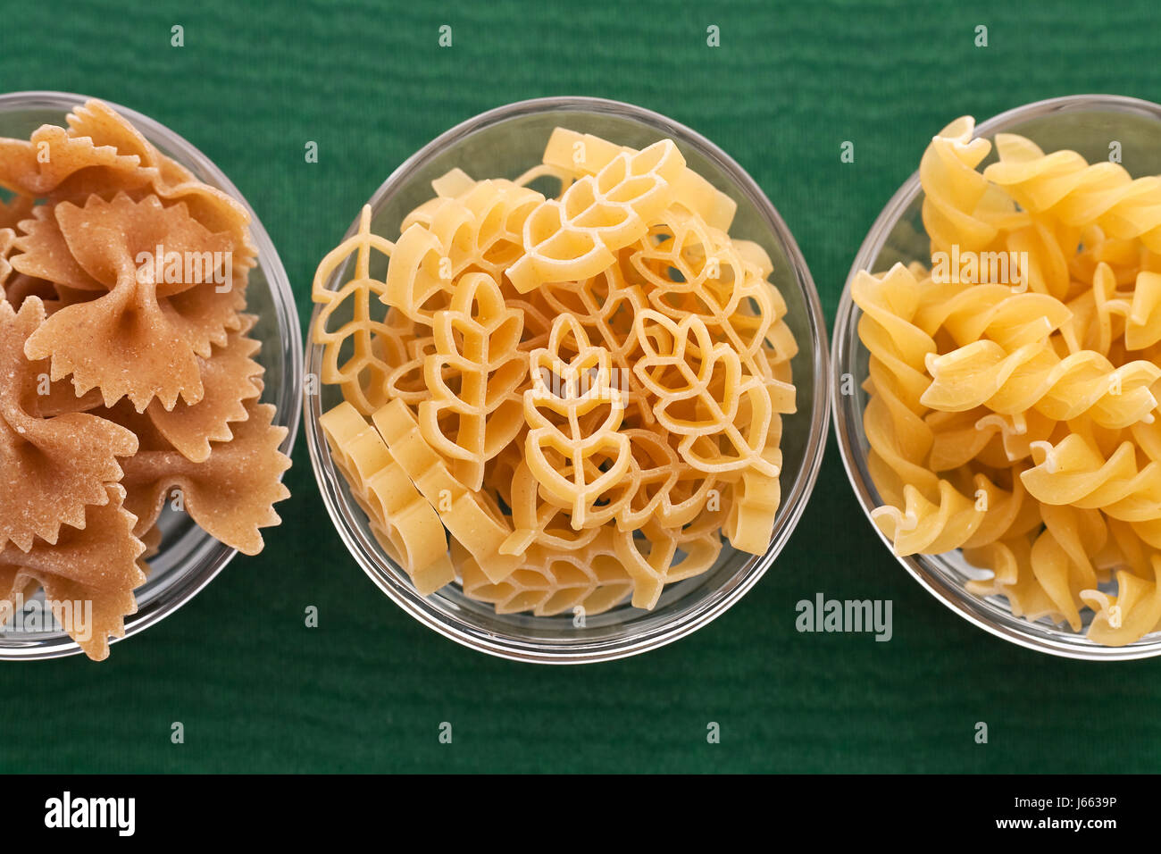 Tagliatelle di pasta cibo integrale aliment verde deco spaghetti di pasta  di farina calorie Foto stock - Alamy