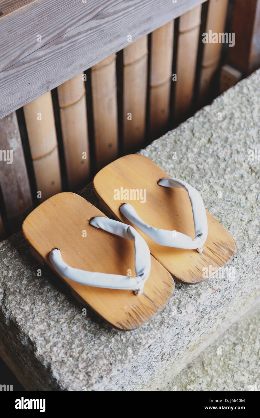 Geta o tradizionali calzature giapponesi, una sorta di flip-flop o sandalo  con una elevata base di legno tenuto sul piede con un tessuto cinturino  infradito Foto stock - Alamy