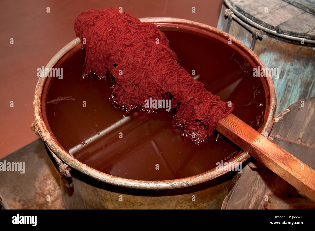 La lana di colore bollitore prodotto naturale colori colori liquido fluido colore lana di legno Foto Stock