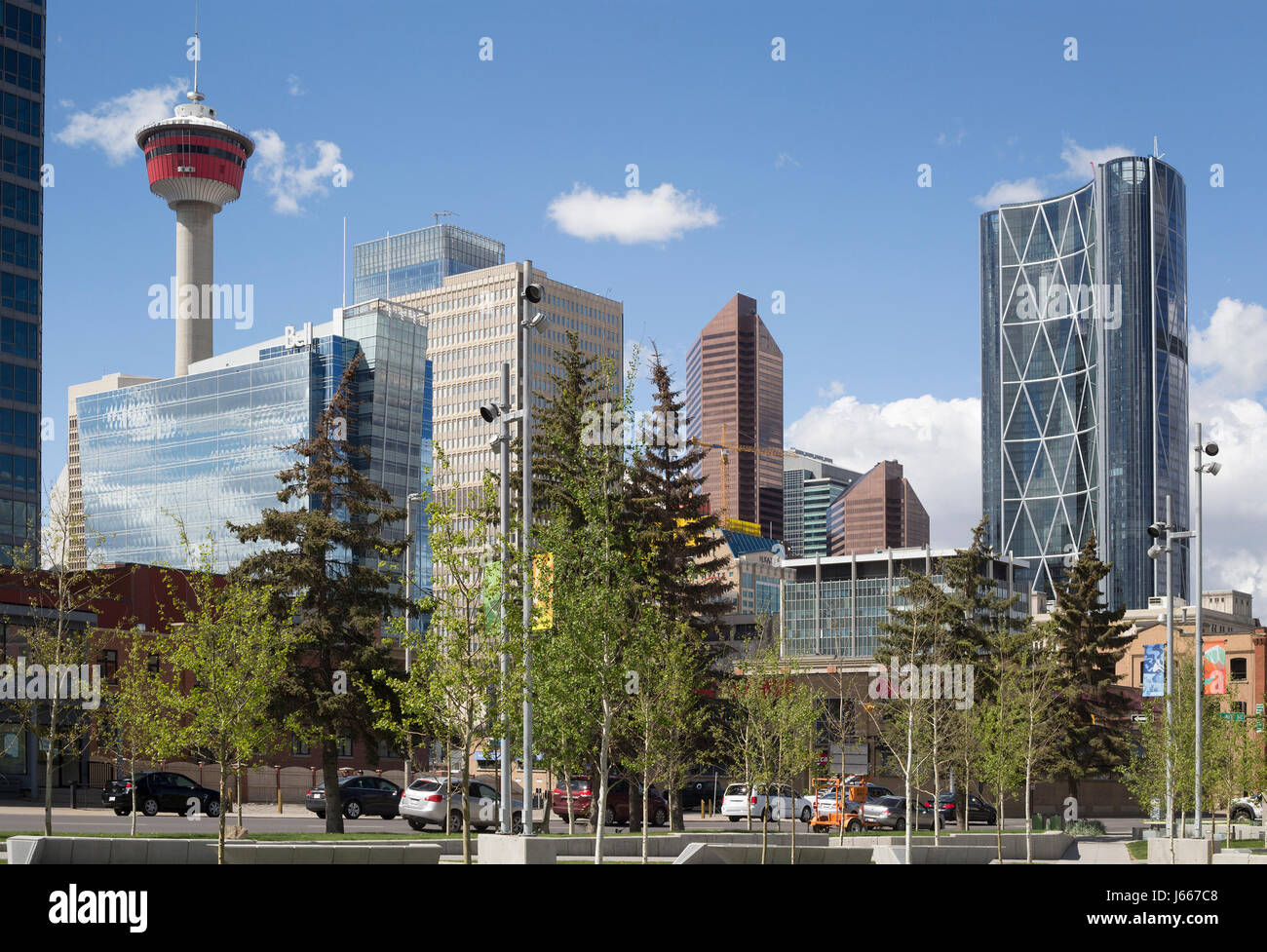 Calgary skyline con la Calgary Tower e costruzione di prua Foto Stock