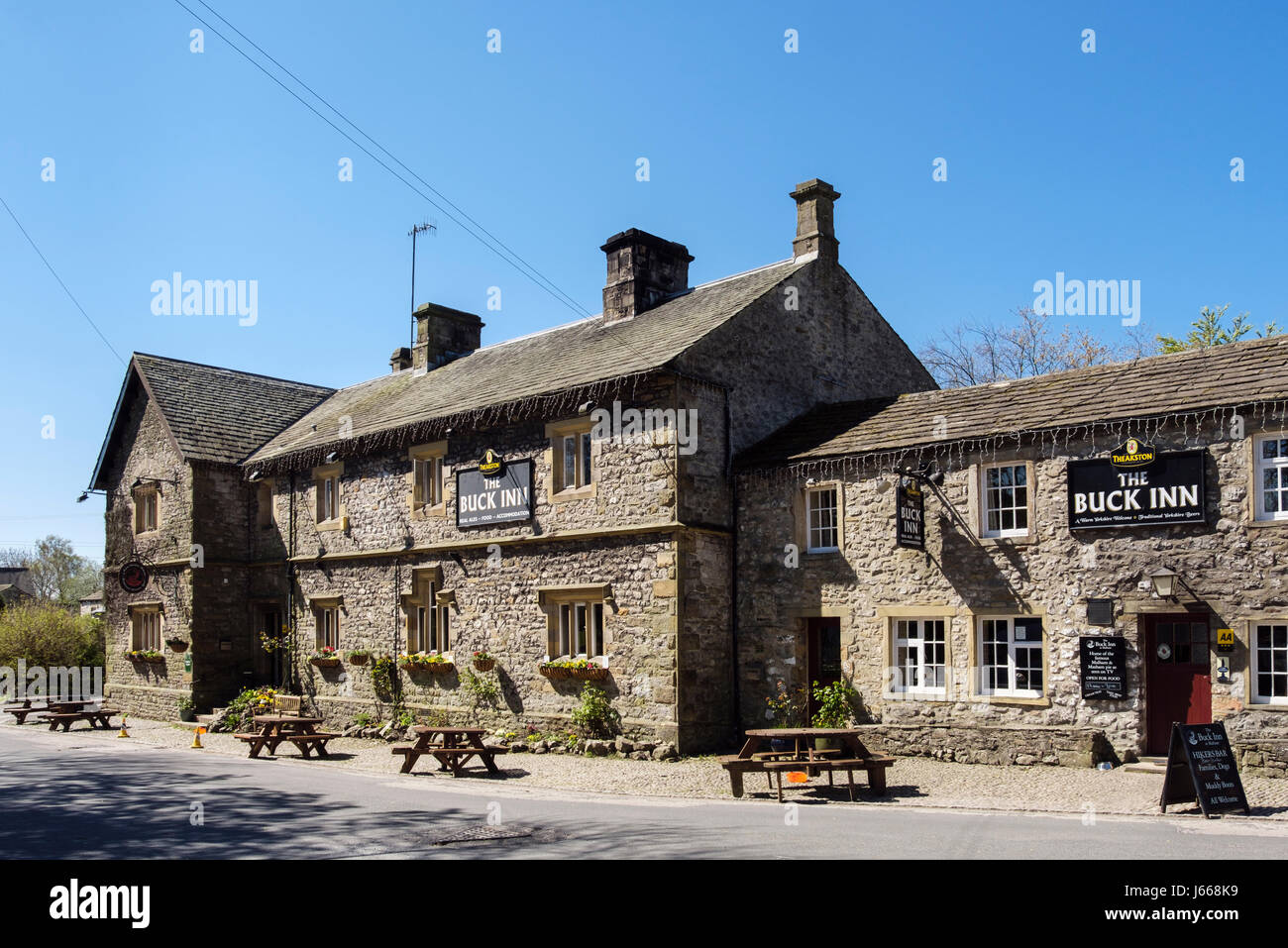 Il Buck Inn village pub in Malham, Malhamdale, Yorkshire Dales National Park, North Yorkshire, Inghilterra, Regno Unito, Gran Bretagna Foto Stock
