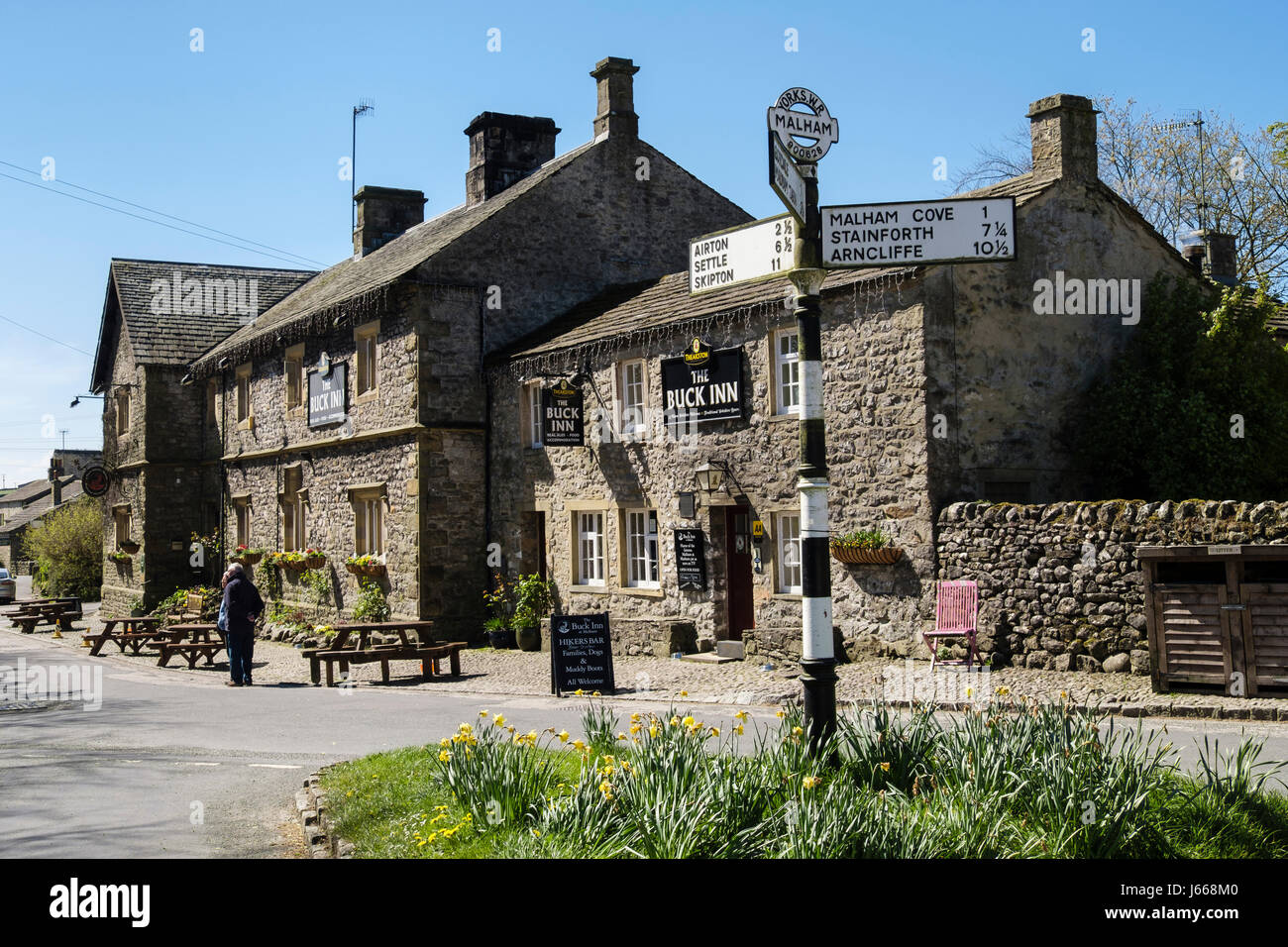 Il Buck Inn escursionisti bar nel villaggio e il pub Old Road sign in primavera. Malham, Malhamdale, Yorkshire Dales National Park, il Yorkshire, Inghilterra, Regno Unito, Gran Bretagna Foto Stock