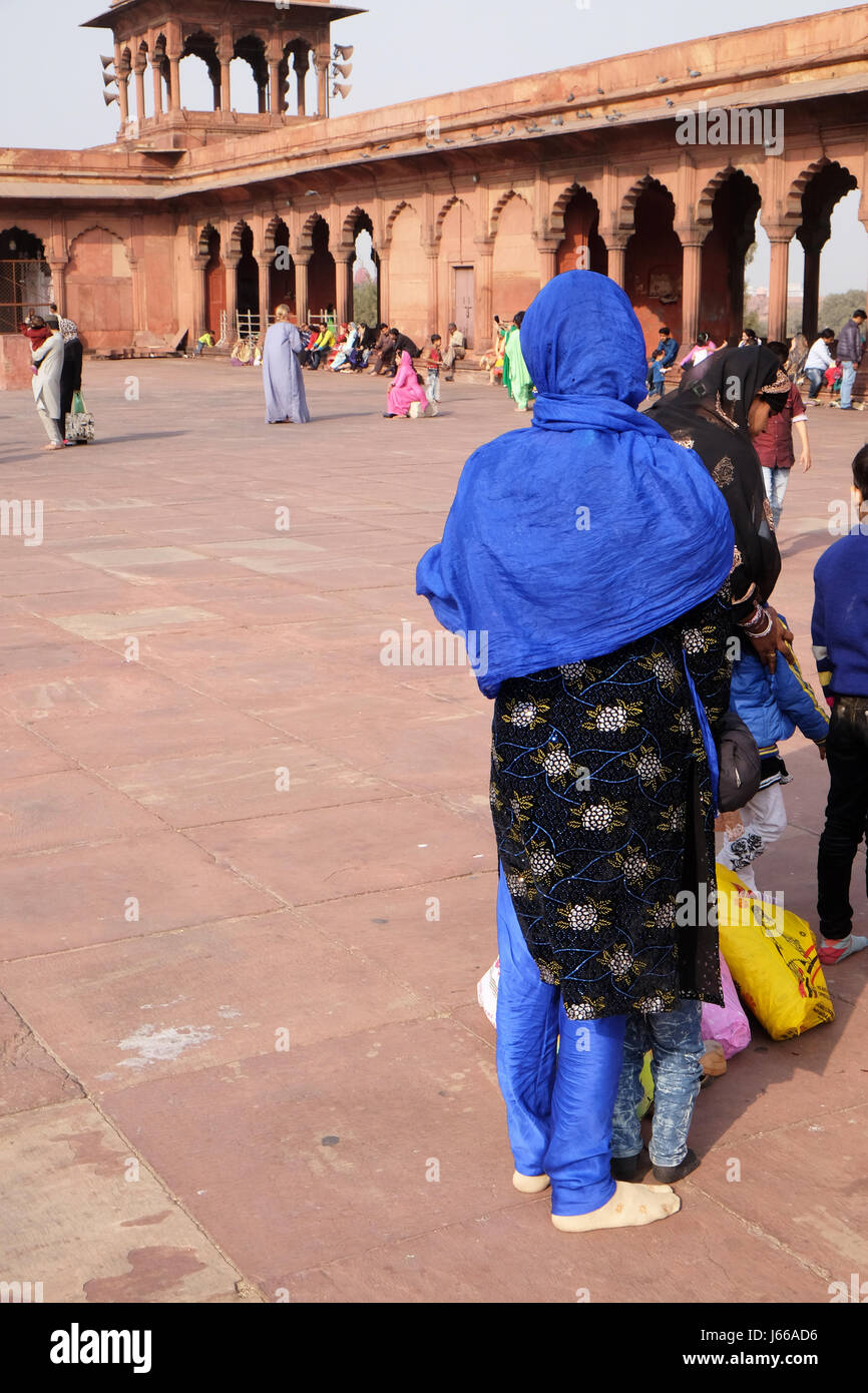 Donna vestito in abiti tradizionali a Jama Masjid moschea di febbraio, 13, 2016 in Delhi, India. Foto Stock