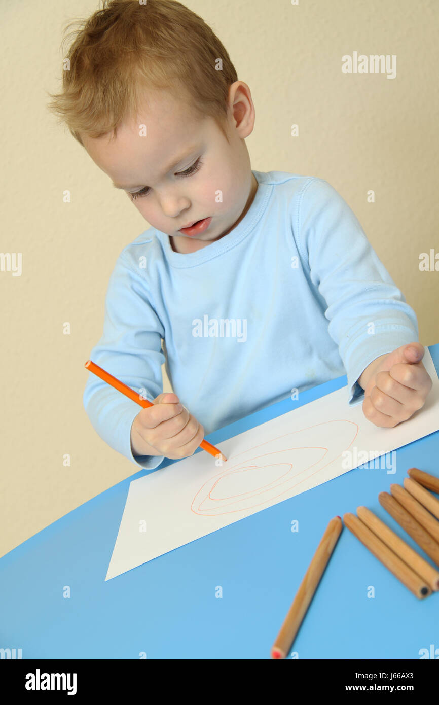 La vernice matite colorate giovane giovane artista pittore bambino asilo nido Foto Stock