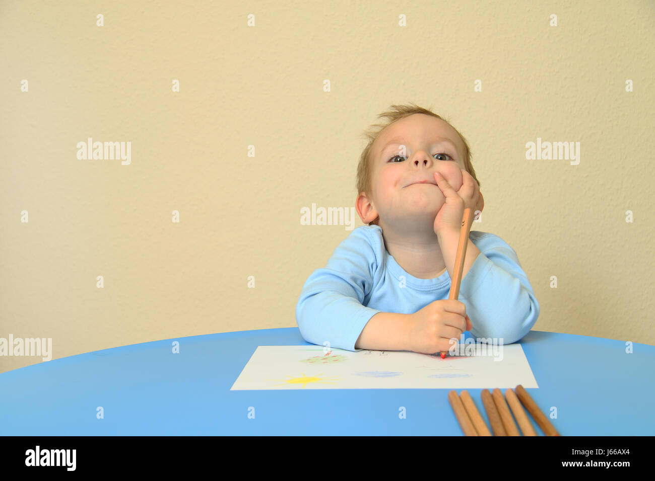 Considerare meditare cogitations paint giovani bambini più piccoli reflexion toddler penne Foto Stock