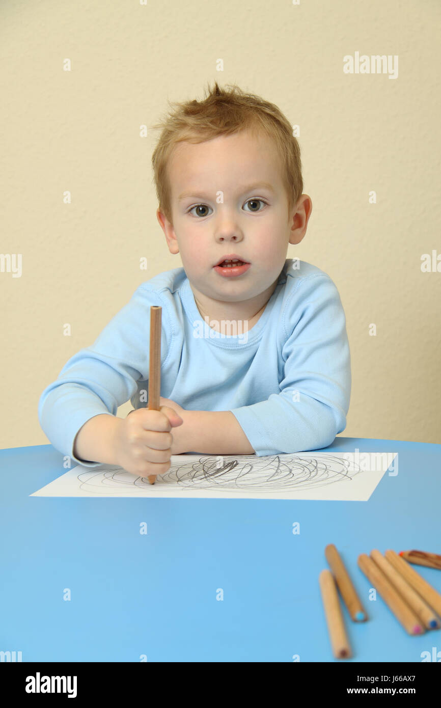 Vernice di pittura matite colorate giovane giovane artista pittore bambino toddler penne Foto Stock