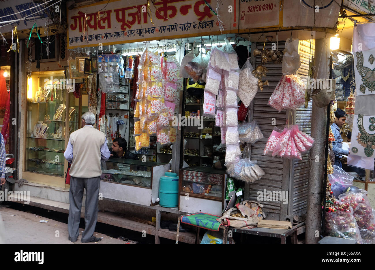 Negozio indiano di Delhi, India nel febbraio, 13, 2016. Piccoli negozi come questo sono i più comuni nella regione povera di Delhi. Foto Stock