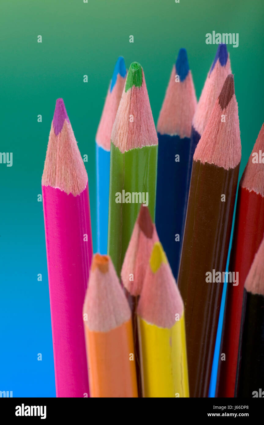 Matite colorate contro il gradiente di colore Foto Stock