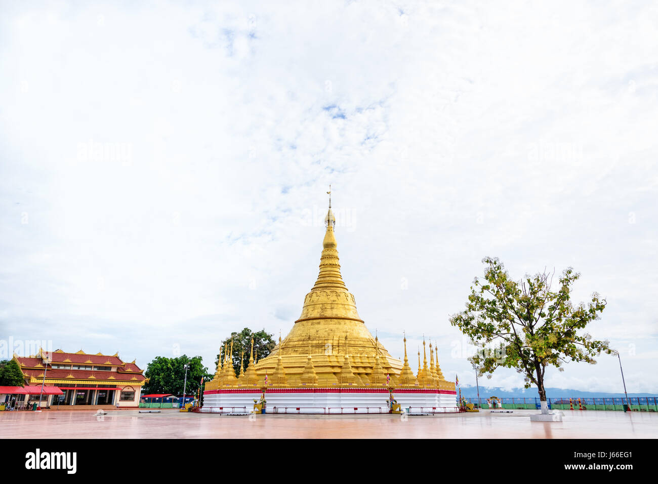 Tachileik Shwedagon pagoda è una bellissima pagoda dorata che imita Shwedagon Paya Pagoda, attrazione turistica vicino al confine tailandese a Tachileik cittadina Foto Stock