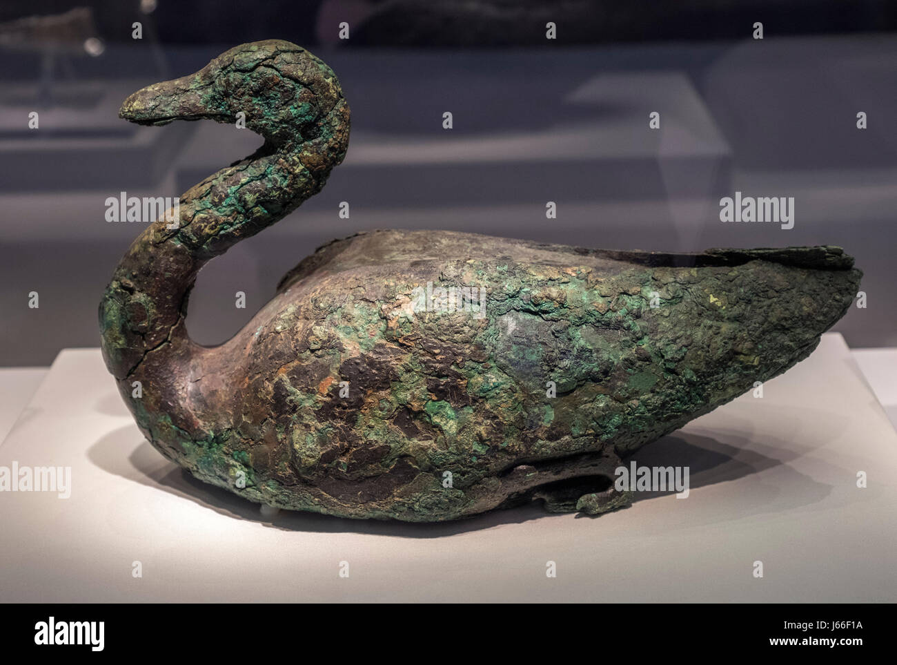 Bronze ware in Wild Goose-forma sagomata. Dinastia Qin(221 B.C.E  206 A.C. E) Foto Stock