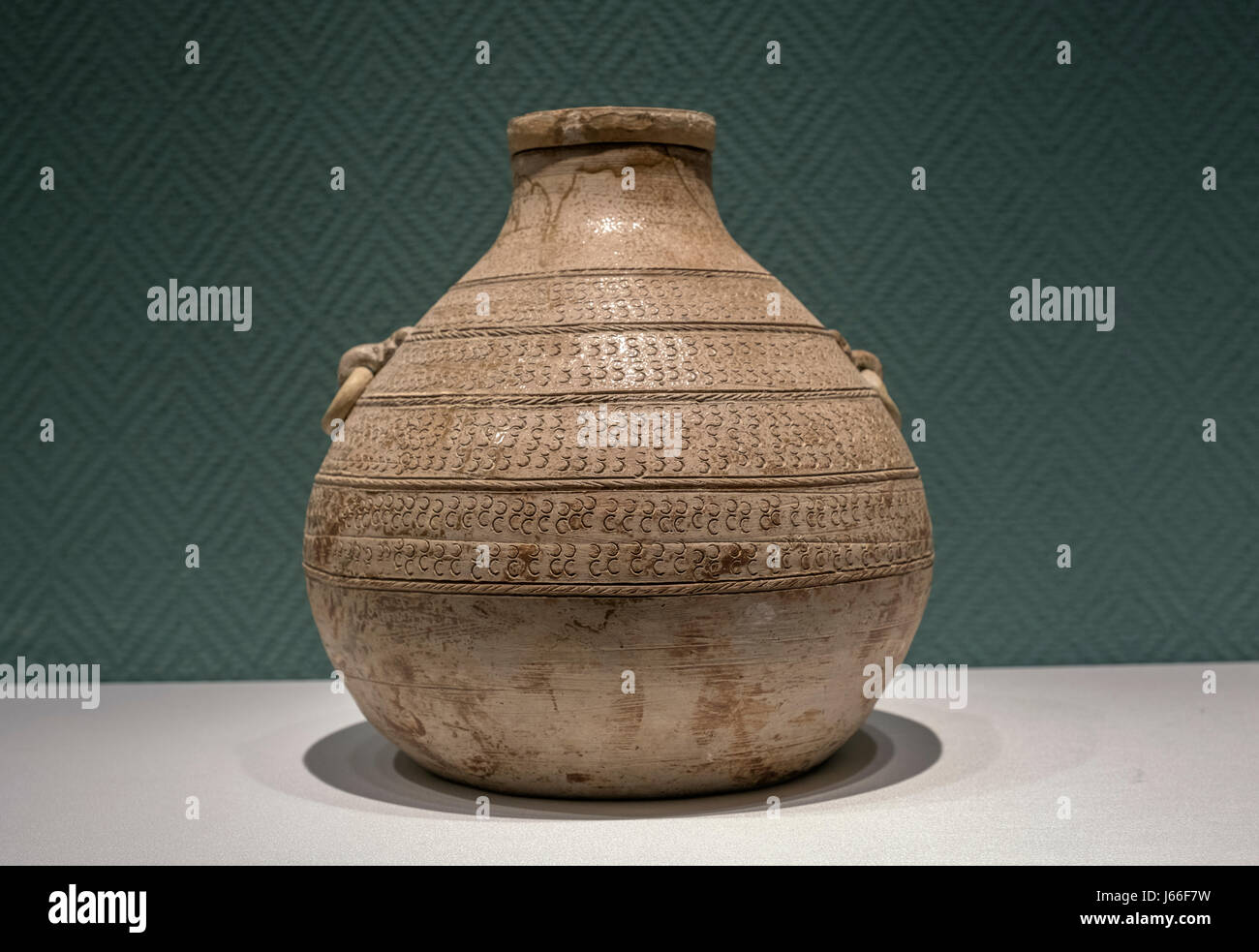 Prototipo di ceramica warel celadon. Inizio del periodo di Stati belligeranti (475 e.v.  376 A.C. E) Nanjing Museum. Hongshan, Hong montagna, Wuxi, Jiangsu, Cina. Foto Stock