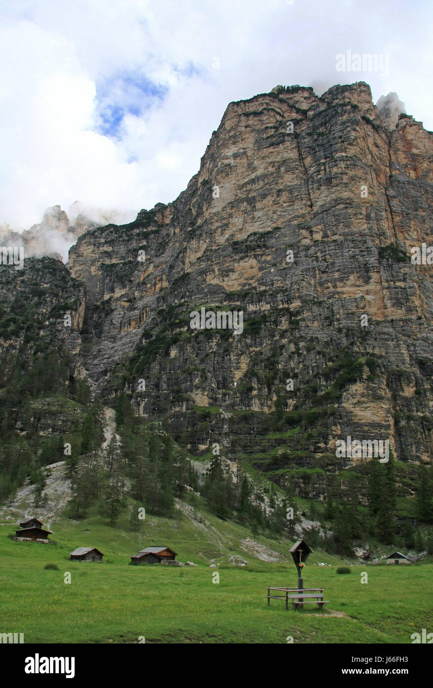 Un monumento sulle montagne della valle di roccia Cristo natura della montagna monumento alberi ad albero Foto Stock