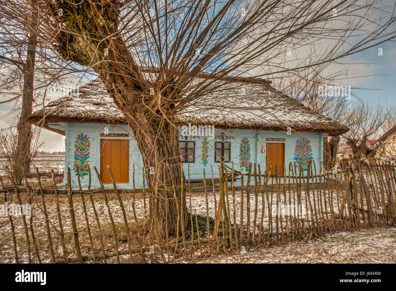 Zalipie, Polonia - 07 Gennaio 2017: coloratissima casa log in cantiere di Felicia Curylowa nel villaggio Zalipie in Malopolska, Inverno tempo Foto Stock