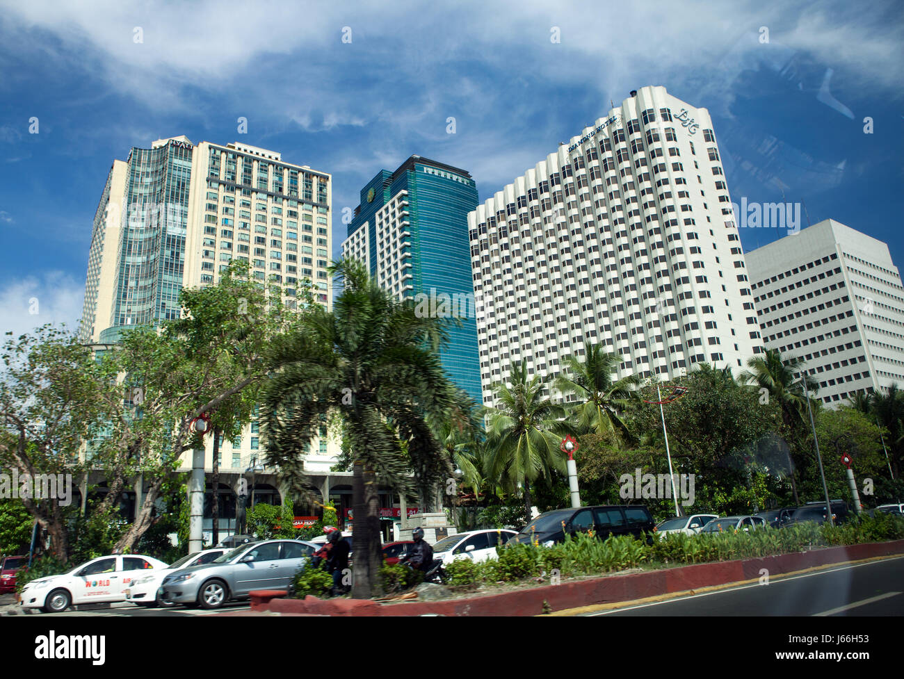 Nuovo, moderno ed alto appartamento appartamenti e uffici lungo Roxas Boulevard nel centro di Manila, isola di Luzon nelle Filippine. Foto Stock