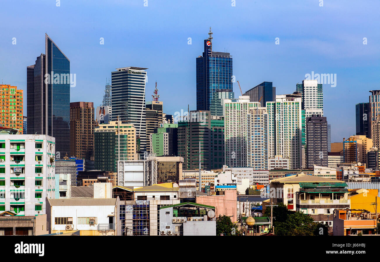 A Manila, capitale delle Filippine sull'isola di Luzon, sta sperimentando una rapida crescita ed espansione. La moderna architettura si oscura i vecchi, Col Foto Stock
