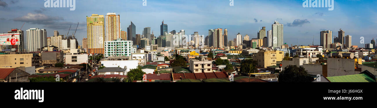 Panorama di Metro Manila giustapposti con vecchi edifici in città di Manila, isola di Luzon nelle Filippine. Foto Stock